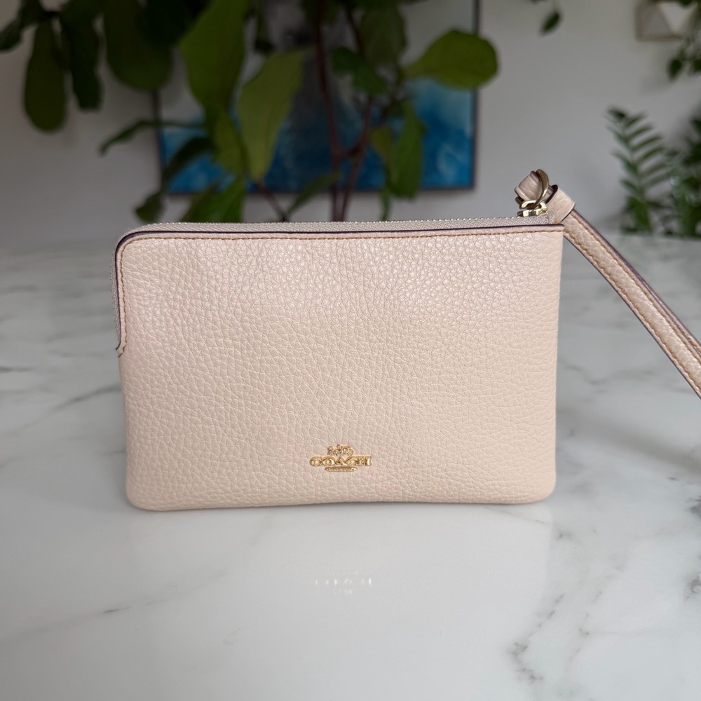 Coach X Peanuts Corner Zip Wristlet With Snoopy And Friends Motif CF213 Ivory - Picture 4 of 11